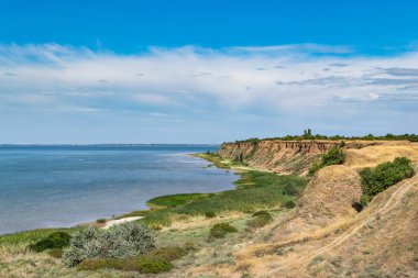 Güneşli bir gün manzara deniz okyanus mavi gökyüzü kum plaj. yaz tatil konsepti