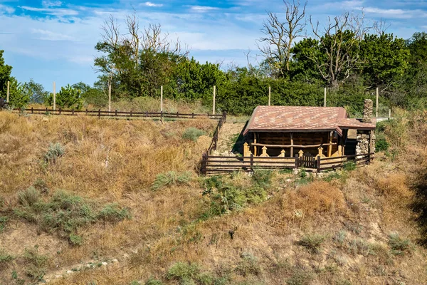 Log Opslag Schuur Top Van Heuvel Omgeven Door Bomen — Stockfoto