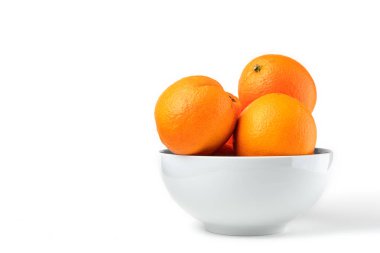 Beyaz arka planda beyaz tabakta taze sulu portakal