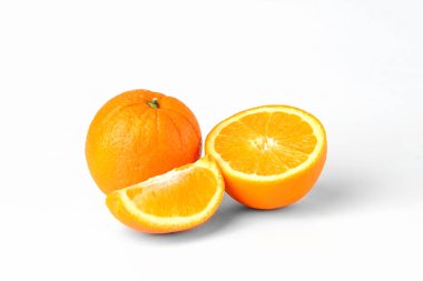 Beyaz arkaplanda dilimlenmiş portakal meyvesi.