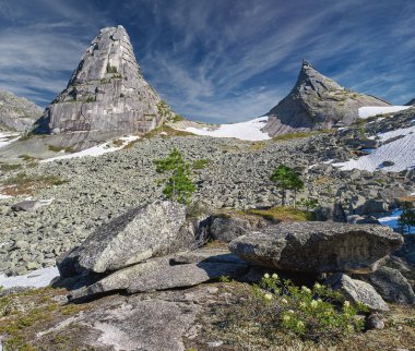 Yaz sabahı küçük göl üzerinde. Güneş ışınları bulutlar arasında Parlatıcı. Ergaki doğa parkı. Krasnoyarsk bölgesi Rusya