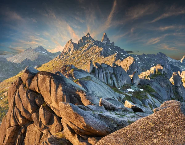 Yaz sabahı küçük göl üzerinde. Güneş ışınları bulutlar arasında Parlatıcı. Ergaki doğa parkı. Krasnoyarsk bölgesi Rusya