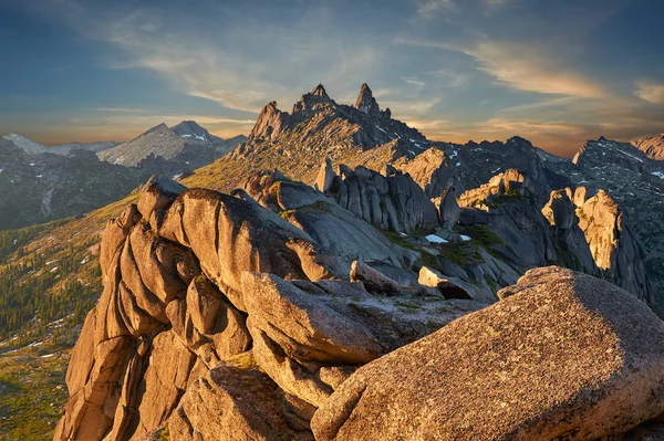 Zomerochtend Meertje Zonnestralen Schitteren Tussen Wolken Ergaki Natuurpark Krasnojarsk Regio — Stockfoto