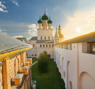varsayım Katedrali ve rostov kremlin diriliş Kilisesi. rostov Antik şehir büyük altın yüzük Rusya'nın bir turizm merkezidir.