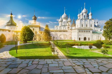 varsayım Katedrali ve rostov kremlin diriliş Kilisesi. rostov Antik şehir büyük altın yüzük Rusya'nın bir turizm merkezidir.
