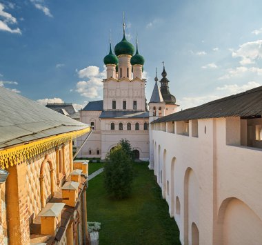 varsayım Katedrali ve rostov kremlin diriliş Kilisesi. rostov Antik şehir büyük altın yüzük Rusya'nın bir turizm merkezidir.