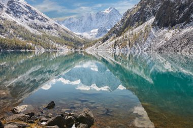 Karla kaplı Kış dağ gölü, Rusya, Sibirya, Altay Dağları, Chuya ridge.