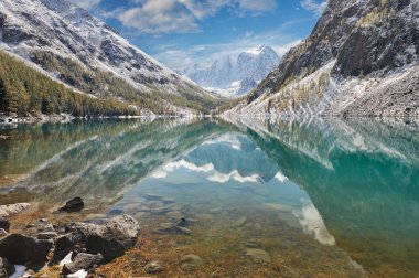 Karla kaplı Kış dağ gölü, Rusya, Sibirya, Altay Dağları, Chuya ridge.
