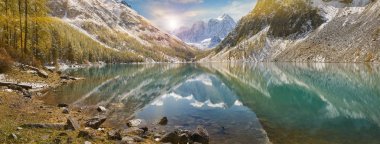 Kar kış dağ gölü erkenden, Rusya, Sibirya, Altay Dağları, Chuya ridge.