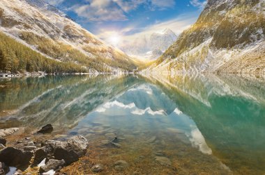 Kar kış dağ gölü erkenden, Rusya, Sibirya, Altay Dağları, Chuya ridge.