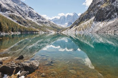 Karla kaplı Kış dağ gölü, Rusya, Sibirya, Altay Dağları, Chuya ridge.