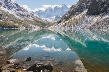 Karla kaplı Kış dağ gölü, Rusya, Sibirya, Altay Dağları, Chuya ridge.