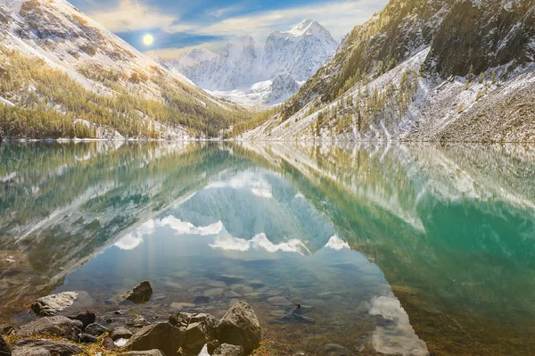 Kar kış dağ gölü erkenden, Rusya, Sibirya, Altay Dağları, Chuya ridge.
