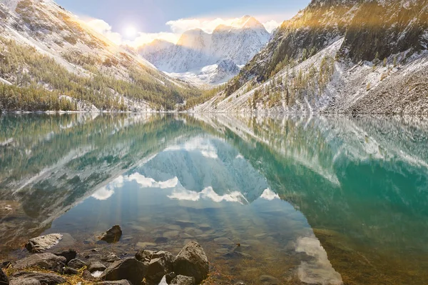 Kar kış dağ gölü erkenden, Rusya, Sibirya, Altay Dağları, Chuya ridge.