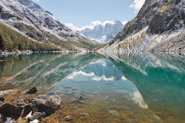 Karla kaplı Kış dağ gölü, Rusya, Sibirya, Altay Dağları, Chuya ridge.