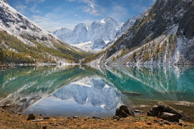 Karla kaplı Kış dağ gölü, Rusya, Sibirya, Altay Dağları, Chuya ridge.