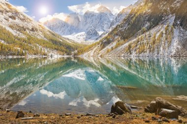 Kar kış dağ gölü erkenden, Rusya, Sibirya, Altay Dağları, Chuya ridge.