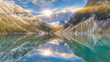 Kar kış dağ gölü erkenden, Rusya, Sibirya, Altay Dağları, Chuya ridge.