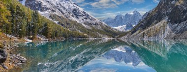 Karla kaplı Kış dağ gölü, Rusya, Sibirya, Altay Dağları, Chuya ridge.