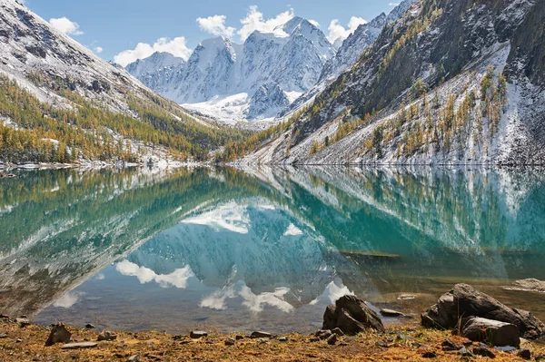 Snötäckta Vintern Mountain Lake Ryssland Sibirien Altai Bergen Chuya Ridge — Stockfoto
