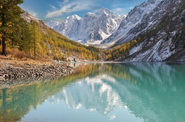 Parlak renkli sarı sonbahar dağ Gölü, Rusya, Sibirya, Altay Dağları, Chuya ridge.