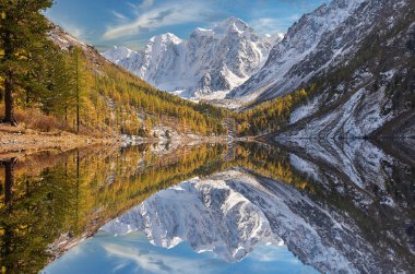 Parlak renkli sarı sonbahar dağ Gölü, Rusya, Sibirya, Altay Dağları, Chuya ridge.