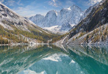 Karla kaplı Kış dağ gölü, Rusya, Sibirya, Altay Dağları, Chuya ridge.