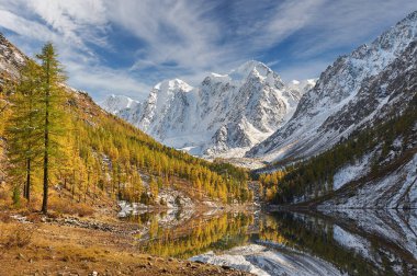 Parlak renkli sarı sonbahar dağ Gölü, Rusya, Sibirya, Altay Dağları, Chuya ridge.