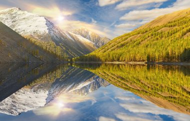 Parlak renkli sarı sonbahar dağ Gölü, Rusya, Sibirya, Altay Dağları, Chuya ridge.