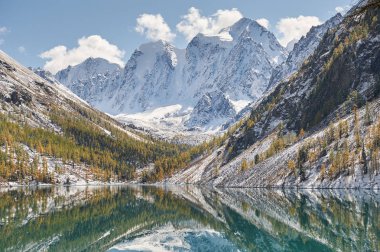 Karla kaplı Kış dağ gölü, Rusya, Sibirya, Altay Dağları, Chuya ridge.