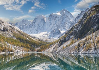 Karla kaplı Kış dağ gölü, Rusya, Sibirya, Altay Dağları, Chuya ridge.