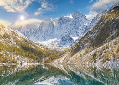 Kar kış dağ gölü erkenden, Rusya, Sibirya, Altay Dağları, Chuya ridge.