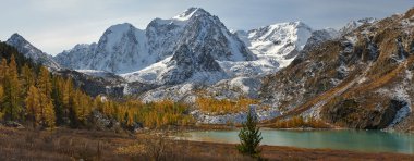Parlak renkli sarı sonbahar dağ Gölü, Rusya, Sibirya, Altay Dağları, Chuya ridge.