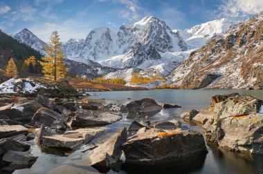 Parlak renkli sarı sonbahar dağ Gölü, Rusya, Sibirya, Altay Dağları, Chuya ridge.