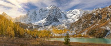 Parlak renkli sarı sonbahar dağ Gölü, Rusya, Sibirya, Altay Dağları, Chuya ridge.