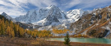 Parlak renkli sarı sonbahar dağ Gölü, Rusya, Sibirya, Altay Dağları, Chuya ridge.