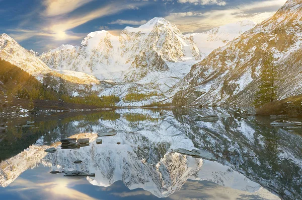 雪冬山湖一大早 俄罗斯 西伯利亚 阿尔泰山 丘亚岭 — 图库照片