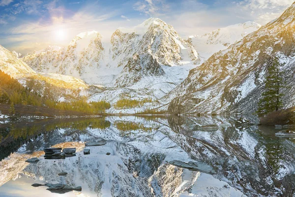 Nieve Invierno Montaña Lago Brillante Temprano Rusia Siberia Montañas Altai —  Fotos de Stock