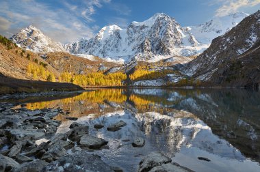 Parlak renkli sarı sonbahar dağ Gölü, Rusya, Sibirya, Altay Dağları, Chuya ridge.
