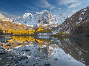 Parlak renkli sarı sonbahar dağ Gölü, Rusya, Sibirya, Altay Dağları, Chuya ridge.