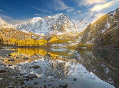 Parlak renkli sarı sonbahar dağ Gölü, Rusya, Sibirya, Altay Dağları, Chuya ridge.