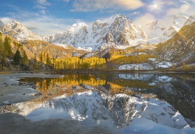Parlak renkli sarı sonbahar dağ Gölü, Rusya, Sibirya, Altay Dağları, Chuya ridge.