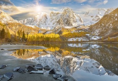 Parlak renkli sarı sonbahar dağ Gölü, Rusya, Sibirya, Altay Dağları, Chuya ridge.