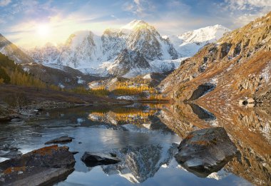 Parlak renkli sarı sonbahar dağ Gölü, Rusya, Sibirya, Altay Dağları, Chuya ridge.
