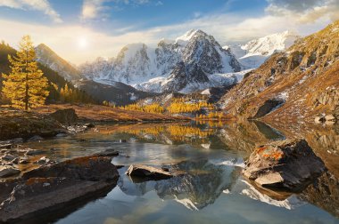 Parlak renkli sarı sonbahar dağ Gölü, Rusya, Sibirya, Altay Dağları, Chuya ridge.