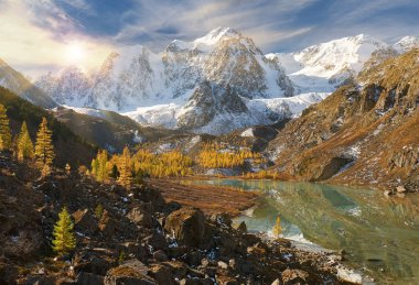 Parlak renkli sarı sonbahar dağ Gölü, Rusya, Sibirya, Altay Dağları, Chuya ridge.