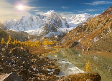 Parlak renkli sarı sonbahar dağ Gölü, Rusya, Sibirya, Altay Dağları, Chuya ridge.