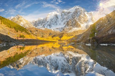 Parlak renkli sarı sonbahar dağ Gölü, Rusya, Sibirya, Altay Dağları, Chuya ridge.