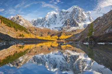 Parlak renkli sarı sonbahar dağ Gölü, Rusya, Sibirya, Altay Dağları, Chuya ridge.