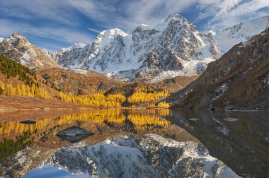 Parlak renkli sarı sonbahar dağ Gölü, Rusya, Sibirya, Altay Dağları, Chuya ridge.